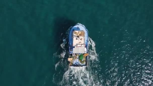 Vista aérea del barco pesquero en mar abierto — Vídeos de Stock