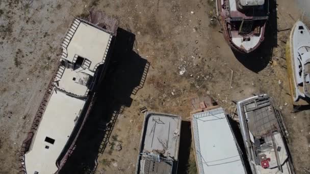 Łodzie naprawione w małych stoczniach obraz drona — Wideo stockowe