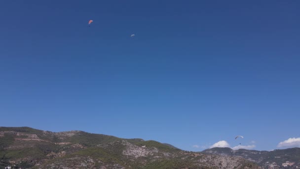 Blick auf Gleitschirmfliegen auf hohen Bergen — Stockvideo