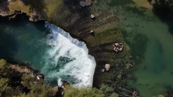Вид на водопад с беспилотника сверху — стоковое видео