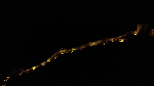 Vista noturna das paredes iluminadas do castelo — Vídeo de Stock