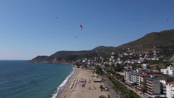 Paraglider sestupuje k pláži — Stock video