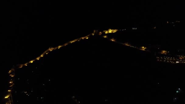 Widok nocny murów obronnych dużego podświetlanego zamku — Wideo stockowe