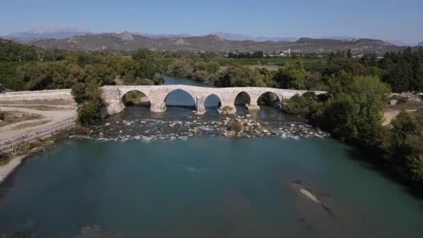 Green Nehri üzerinde taş köprü — Stok video