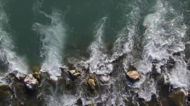 Річка тече крізь камені — стокове відео