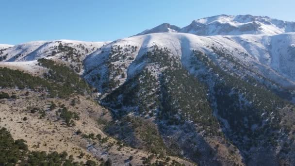 Primeira neve no pico da montanha — Vídeo de Stock