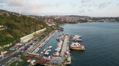 Tekneler marinada duruyor.