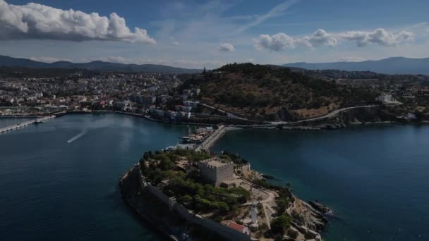 Drónra néző mediterrán tengerparti város — Stock videók