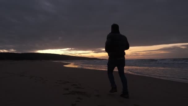 Ejecutar playa puesta de sol — Vídeos de Stock