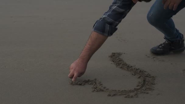 Слова любові на пляжі — стокове відео