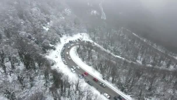 雪に覆われた山の道 — ストック動画