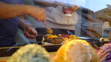 Fırında patates yapıyorum.