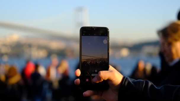 Telefon s rozmazaným pohledem — Stock video