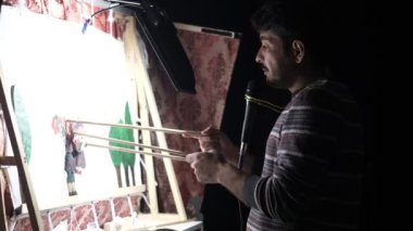 Sanatçı ve kuklalar