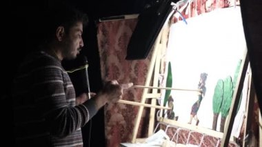 Sanatçılar gölge oyunu oynar