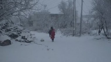 Aile Çalışan Kar yağışıweather condition 
