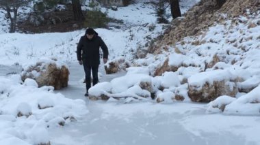 Süzülen Donmuş Su