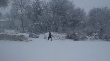 Koşan Adam Kar yağışıweather condition