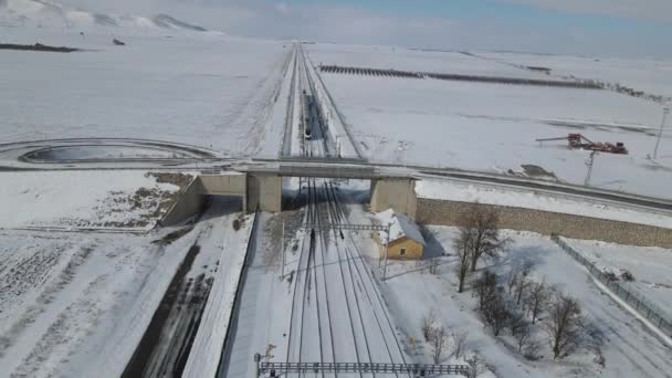 Vlak projíždí zimou — Stock video