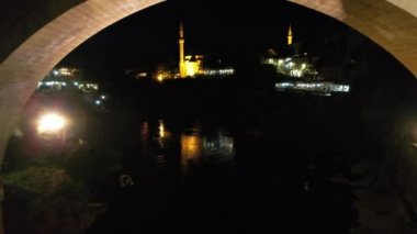 Gece Aydınlatılmış Köprü Altında 