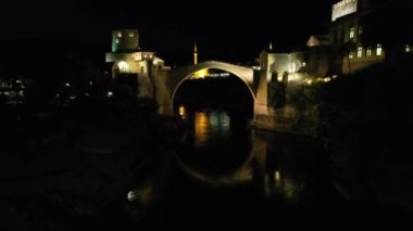Gece Floodlit Mostar Köprüsü 