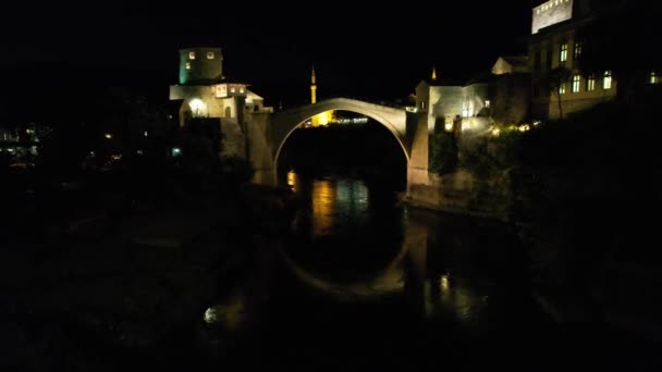 夜间被水淹的莫斯塔尔桥 — 图库视频影像