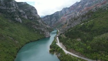Kanyonun İçindeki Nehir