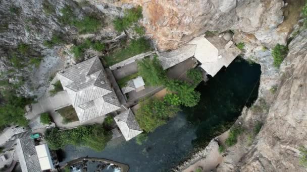 Blagaj Tekija Under sten — Stockvideo