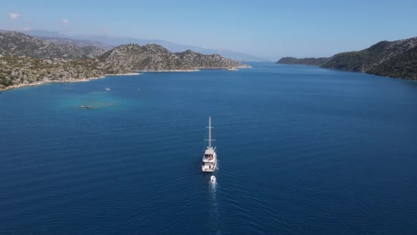 Yacht i Medelhavet — Stockvideo