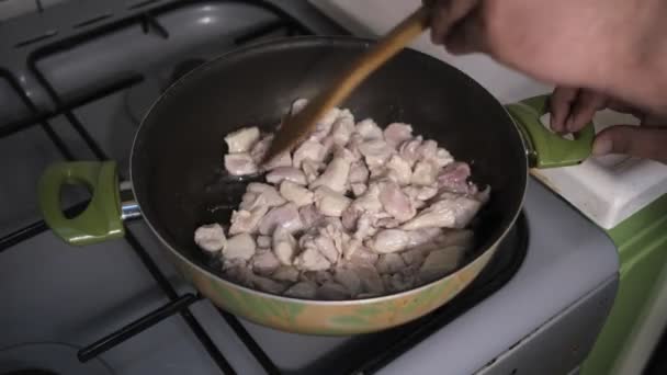 Cocinar el pollo — Vídeos de Stock
