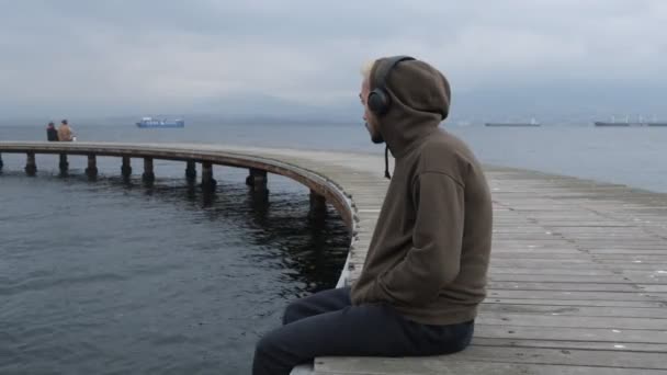 Hallgasd a zenét a dokkban — Stock videók