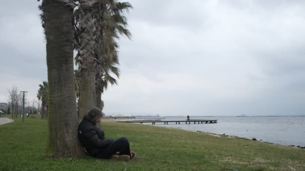 Самотня людина з депресією — стокове відео
