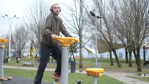 공원에서의 자전거 스텝 선수 — 비디오
