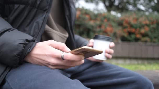 Uważaj na telefon i kawę. — Wideo stockowe