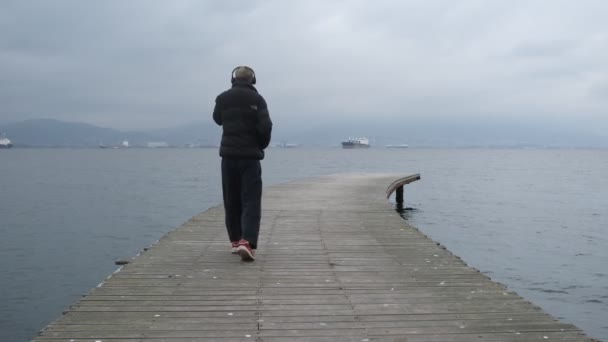 Turismo en el muelle — Vídeo de stock