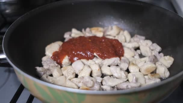 Marinar con pasta de tomate — Vídeos de Stock