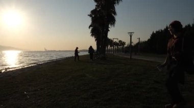 Deniz kenarındaki Kadın Silueti 