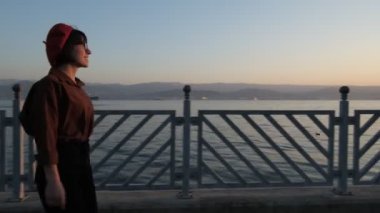 Genç kadın Bay 'de takılıyor