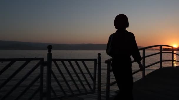 Silueta De Femeie Plimbare Apus de soare — Videoclip de stoc