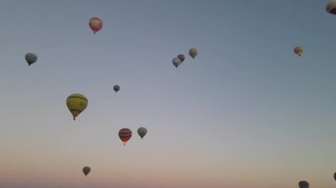 gökyüzünde uçan balonlar