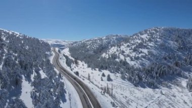 Karlı Dağ Arasındaki Otoyol
