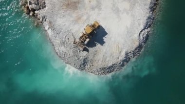 Yükleyici Marina İnşaat 'ta çalışıyor