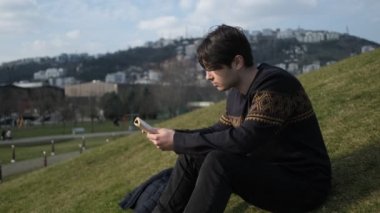 Adam Ortak Kitap Oku