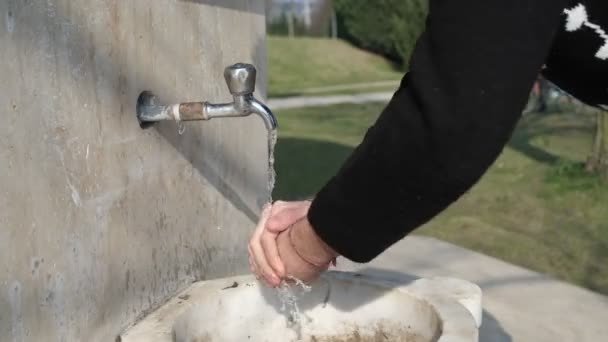 Handen wassen bij de fontein — Stockvideo