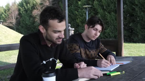 Amigos haciendo hoja de trabajo juntos — Vídeo de stock