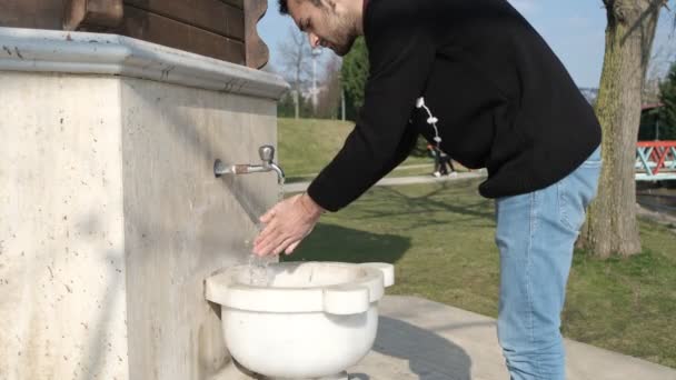 Higiena przy fontannie publicznej — Wideo stockowe