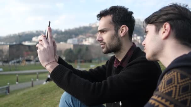 Mænd udgør med telefon – Stock-video