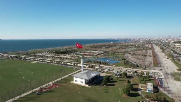 土耳其海岸飘扬的国旗 — 图库视频影像