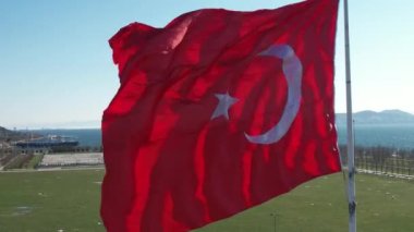 Kıyıda Büyük Türk Bayrağı