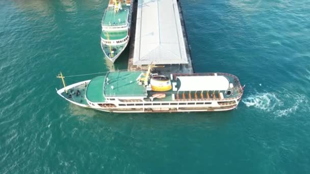 Passagiersveerboot op de Karakoy Pier — Stockvideo